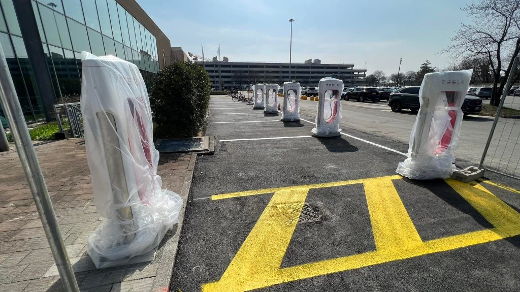 Nuovo Tesla Supercharger a Grugliasco Le Gru