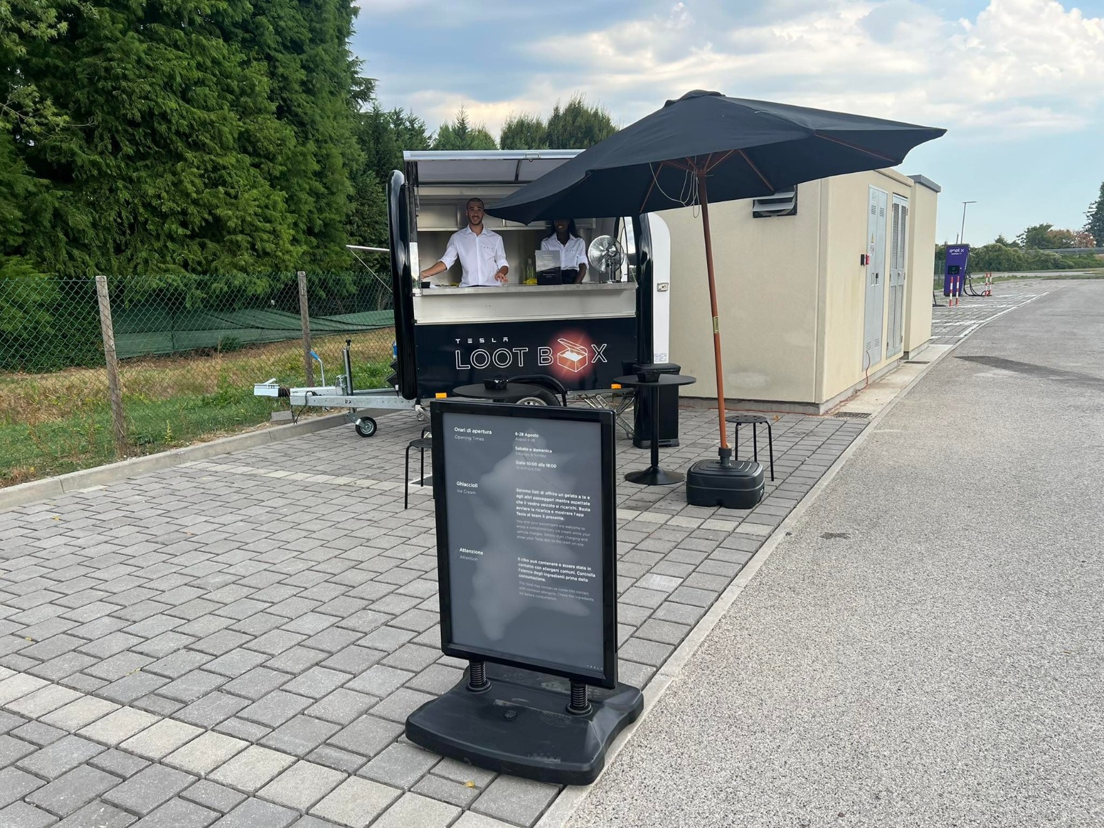 Il Tesla LootBox distribuisce i ghiaccioli al Supercharger di Mogliano Veneto